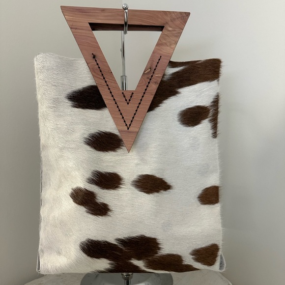 NWT One of a kind hand made tri color cowhide handbag w/ hand cut wood handles. - Picture 5 of 5
